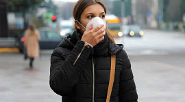 Воздействие загрязнения воздуха связано с более высокими случаями и смертями от COVID-19