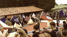 De konfødererte flaggene flyr over hele verden, antenner sosiale spenninger og betennende historiske traumer