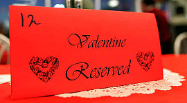 מציין מקום על בעל מסעדה שעליו כתוב: Valentine Reserved