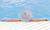 婦女躺在游泳池裡，她的手臂在邊緣，戴著太陽帽