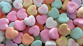 egy csomó szív alakú cukorka, különböző pasztell színű