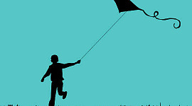 siluet anak laki-laki yang menerbangkan layang-layang
