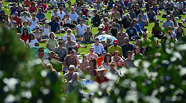 Folk deltager i en massemeditation på græsplænen på Parliament Hill i Ottawa i 2017.