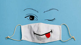 máscara de saúde com um rosto sorridente desenhado e a língua para fora