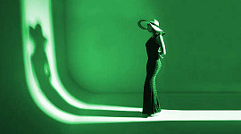 en model stående på en landingsbane mod hendes skygge ... alt i grønt