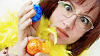 obraz kobiety trzymającej dwa kolorowe jajka... ze zdziwionym wyrazem twarzy