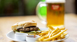 hamburger, frietjies en bier