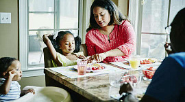 Warum Familienessen gut für Erwachsene und Kinder sind