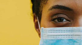 Waarom we nog steeds mensen met gezichtsmaskers kunnen herkennen