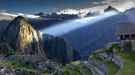 lysstråle skinner på Machu Picchu