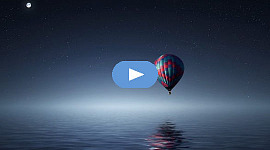 Vollmond über einem Heißluftballon