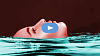 gezicht van een vrouw die in het water drijft