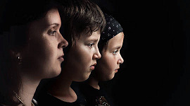 zijbeeld van drie vrouwengezichten... van volwassene naar kind