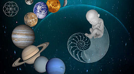 بیچ میں ایک بچے کے ساتھ ایک سرپل میں سیاروں کی تصویر