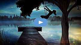 silweta ng isang batang babae na mataas sa isang swing at dapit-hapon na sa pagtingin sa isang foggy lake