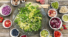 salada com pequenas tigelas de ingredientes crus