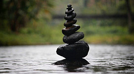 一堆鹅卵石完美平衡