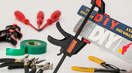 изображение различных инструментов с наклейкой DIY