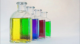 klare Flaschen mit farbigem Wasser