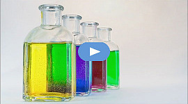 klare Flaschen mit farbigem Wasser