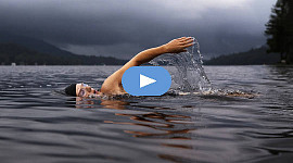 ein Schwimmer in großer Wasserfläche