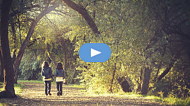 két lány sétál egy ösvényen