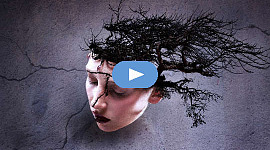 رأس امرأة بها صدع وشجرة تنمو من مؤخرة رأسها