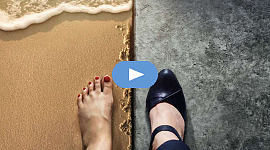2 英尺的分割視圖：1 個赤腳在沙灘上，另一個在拋光地板上穿著黑色高跟鞋