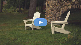 два пустых стула на лужайке из каменной стены