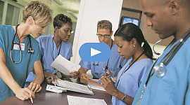 группа медицинских работников, стоящих вокруг стола или стола