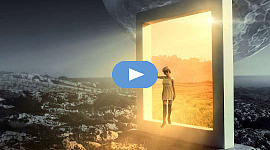 un copil într-o ușă deschisă într-un peisaj sumbru, dar ușa deschisă duce la lumină puternică