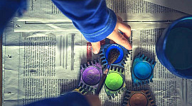 Kinderhand greift nach Farben