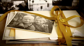 oude foto van twee jonge kinderen