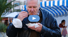 رجل يأكل الوجبات السريعة