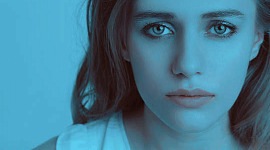 kvinnans ansikte, skuggad blå, ser ledsen ut