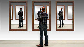 男人停下来看他在三个独立镜子中的倒影