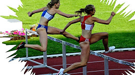 två kvinnliga löpare som hoppar ett hinder