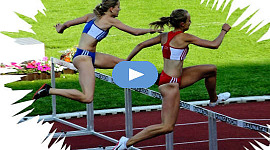 två kvinnliga löpare som hoppar ett hinder