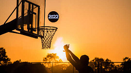2022 की गेंद को घेरा में शूट करते हुए बास्केटबॉल खेल रहा है