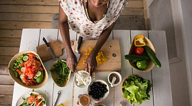 Est-ce que le fait de préparer votre propre nourriture ou de le regarder se faire vous amène à trop manger?