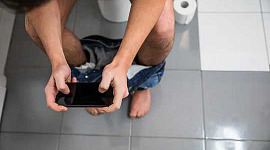 Vad män verkligen gör på toaletten så länge