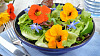 salade met eetbare bloemen