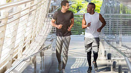 Hai thanh niên mặc quần áo tập thể dục chạy bộ