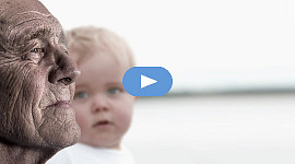 ansigtet af en gammel mand i profil med ansigtet af en baby, der kigger på ham