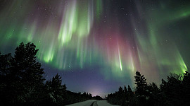 Crazy auroras kasama ang pula. Kinuha ni Rayann Elzein noong Enero 8, 2022 @ Utsjoki, Finnish Lapland