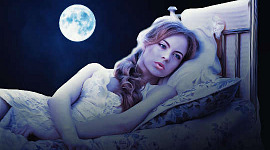 kobieta leżąca w pojedynczym łóżku z pełnią księżyca w tle