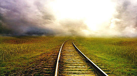 tory kolejowe prowadzące w odległy horyzont