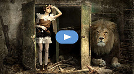 seorang wanita muda keluar dari almari untuk menghadapi singa dalam bayang-bayang