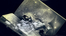 kvinde kokonerede sovende inde i en kæmpe bog