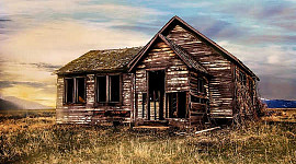 sebuah rumah dan pertanian tua yang ditinggalkan